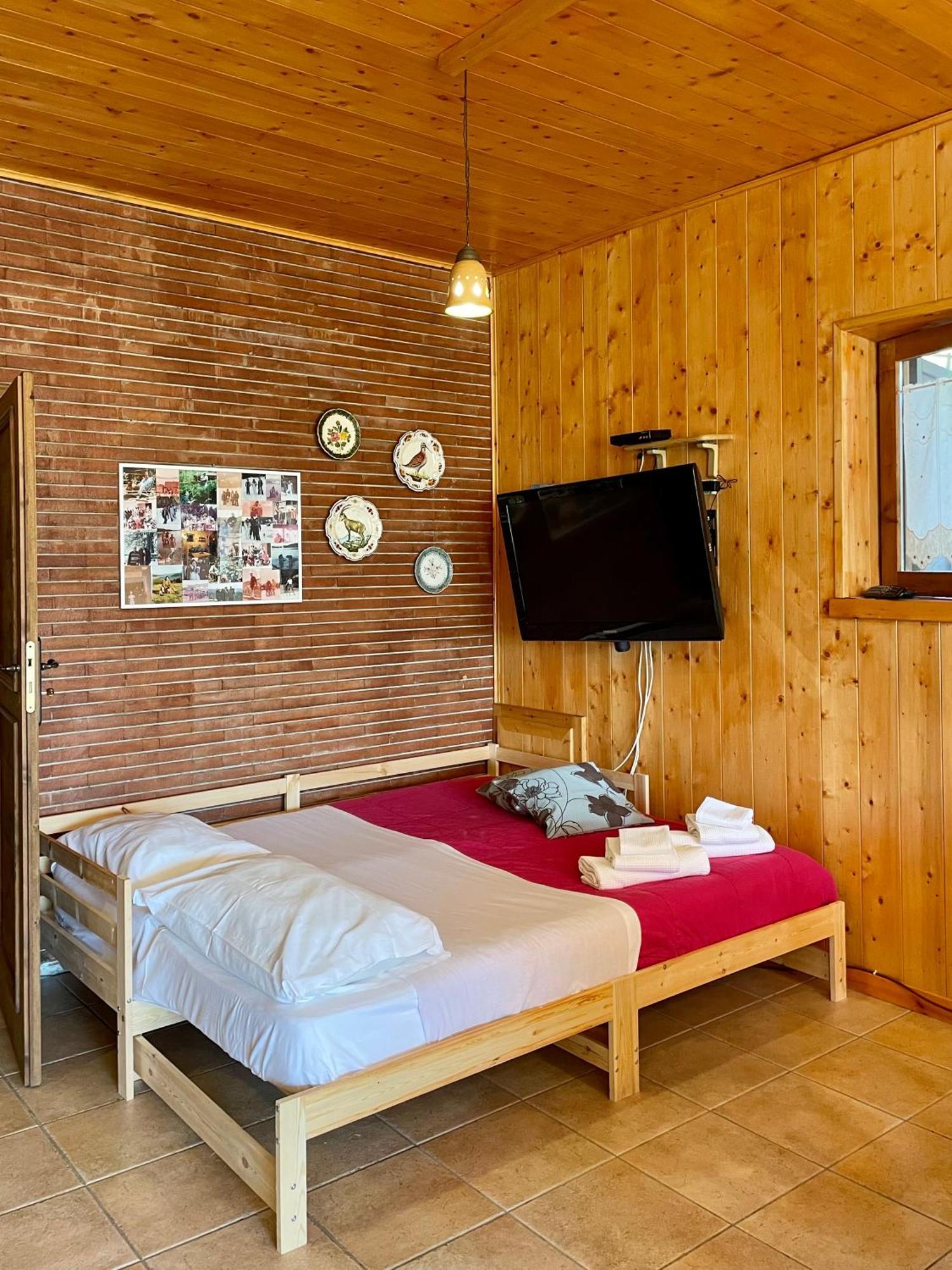 Chalet Natura La Taverna Dei 3 Porcellini Cavaliere  Extérieur photo