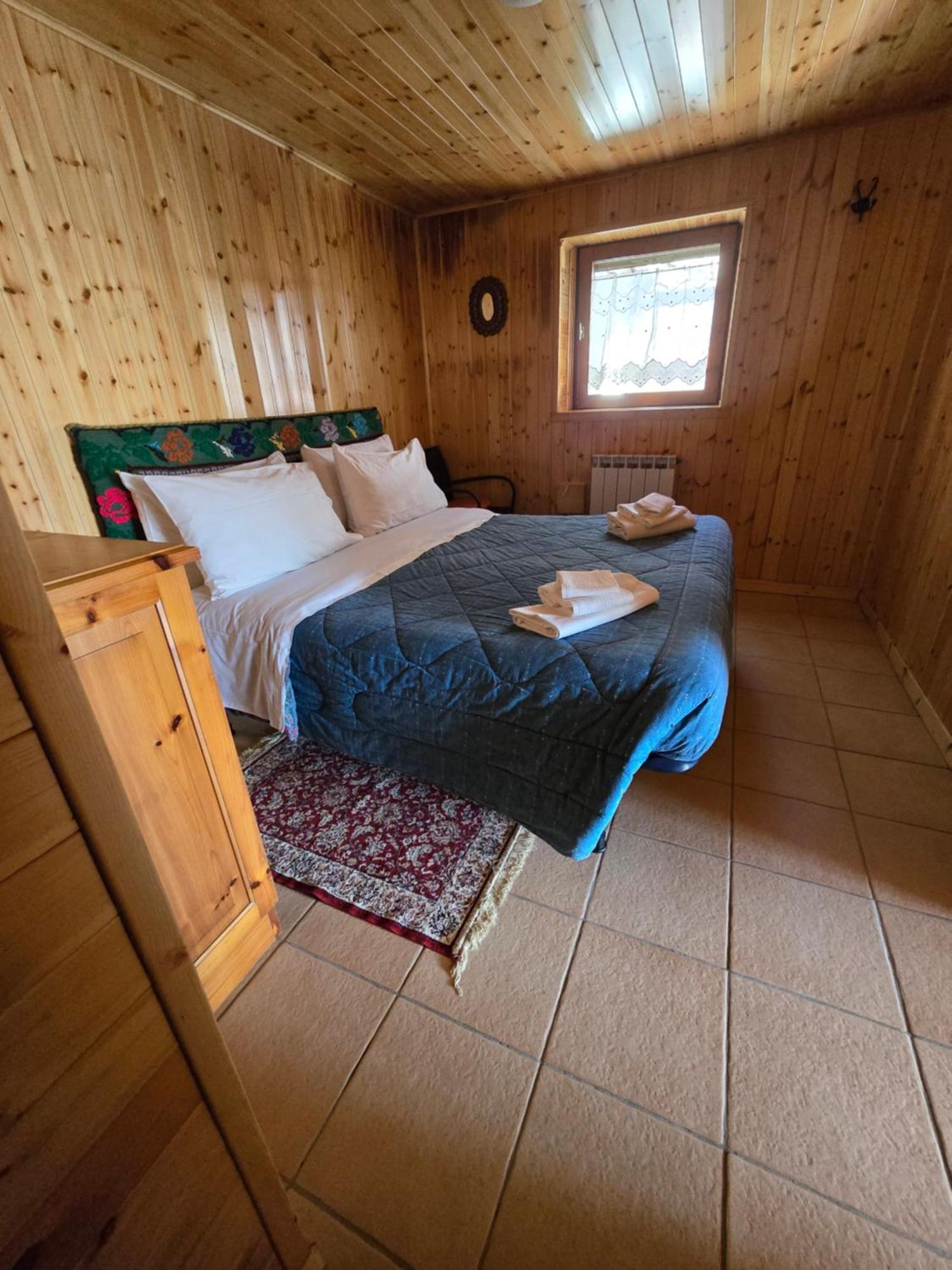 Chalet Natura La Taverna Dei 3 Porcellini Cavaliere  Extérieur photo